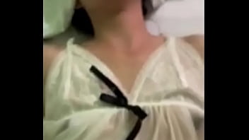 Лесбияночка с хвостиком отлизала нахлобученную по окончании мастурбации вибратором вульву подруги